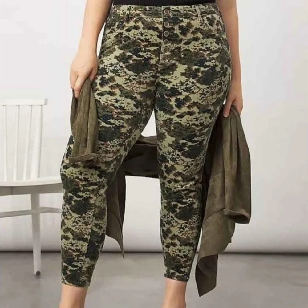 EUC- Pilcro corduroy camo crop pants- size 31